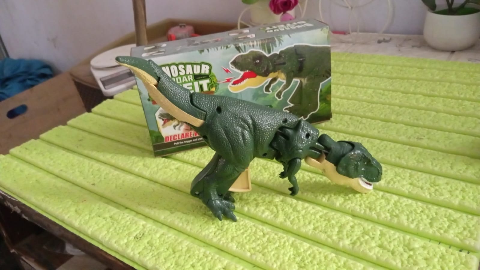 Dinosaur Roaring Toys Trigger, Dinosaurs Toys with Dinosaur Sound Lighting Model Vibrating Head Moving (3 + Years / 1 Pc)